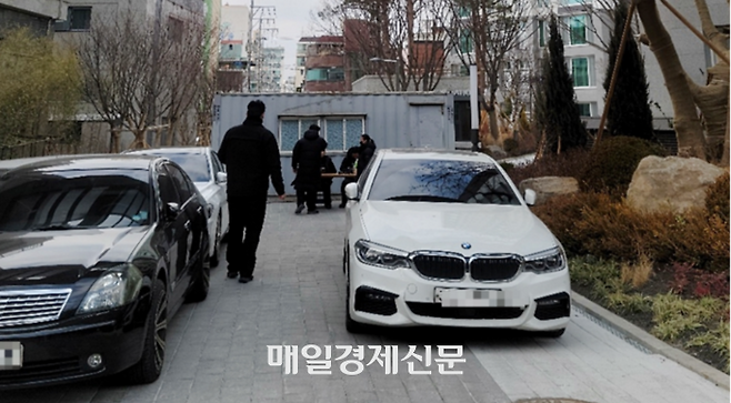 지난 3일 서울 양천구 신월동 신목동파라곤에서 시공사 관계자들이 컨테이너와 자동차로 단지 입구를 막아 출입을 통제하고 있다. [김유신 기자]