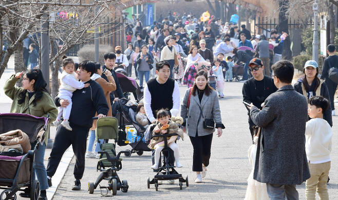 완연한 봄 날씨를 보인 5일 서울 광진구 어린이대공원을 찾은 시민들이 나들이를 하고 있다. [한주형기자]