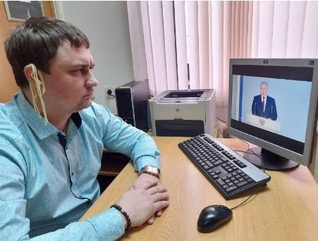 미하일 압달킨 러시아 두마 의원이 귀에 스파게티 면을 걸치고 블라디미르 푸틴 러시아 대통령의 국정연설을 보고 있다. / 사진=트위터 갈무리