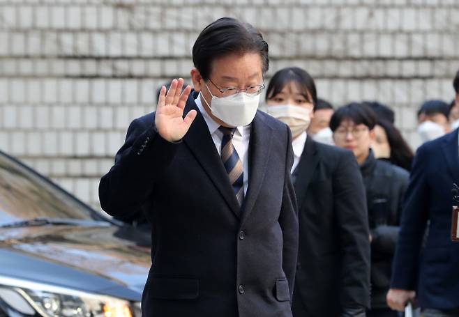 공직선거법 위반 혐의를 받고 있는 이재명 더불어민주당 대표의 두번째 공판이 17일 열린다. 사진은 지난 3일 오전 서울 서초구 서울중앙지방법원에서 열린 첫 공판에 피고인 신분으로 출석한 이 대표. /사진=뉴스1