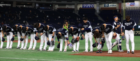 야구대표팀이 지난 13일 일본 도쿄돔에서 WBC B조 중국과의 마지막 4차전을 마친 뒤 관중석을 향해 인사하고 있다. 뉴시스