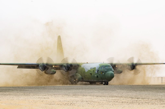 공군이 아랍에미리트(UAE)에서 열린 ‘데저트 플래그’ 연합훈련에 처음 참가했다고 17일 밝혔다. 이 훈련에 제5공중기동비행단 소속 C-130 수송기 1대와 조종사, 정비사, 화물의장사, 합동최종공격통제관(JTAC), 공정통제사 등 30여 명을 파견했다. 사진은 험지 이착륙하는 공군 C-130 수송기 모습. 공군 제공