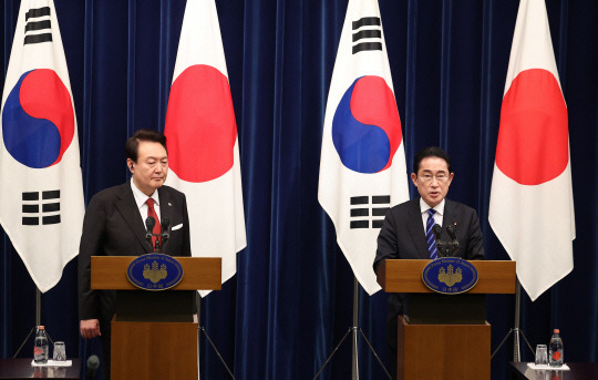 기시다 윤석열1 윤석열 대통령(왼쪽)과 기시다 후미오 일본 총리가 공동 기자회견에서 발언하고 있다. 연합뉴스