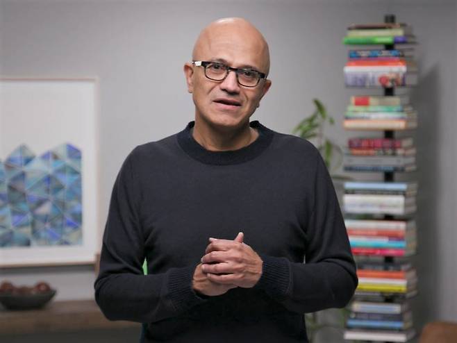 사티아 나델라 마이크로소프트(MS) 최고경영자가 자사 사무용 소프트웨어(SW)에 생성형 인공지능(AI) 기술을 탑재한다고 16일(현지시간) 발표하고 있다. [MS 영상 캡처]