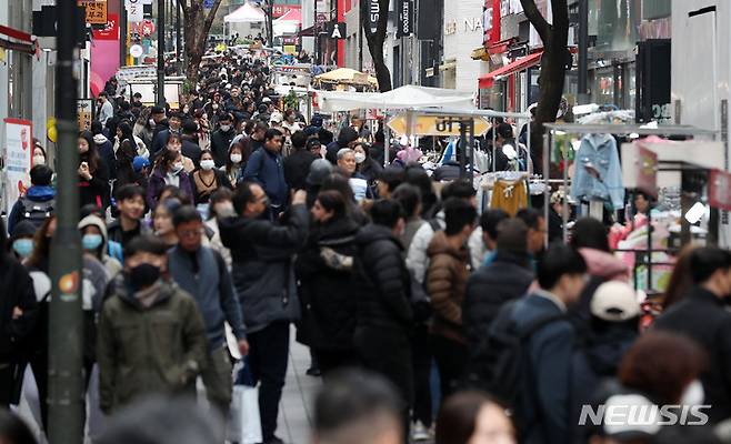 [서울=뉴시스] 백동현 기자 = 지난 11일부터 중국, 홍콩, 마카오발 입국자의 입국 전 코로나19 검사 의무화 조치가 해제된 가운데 12일 오후 서울 중구 명동거리가 외국인 관광객으로 북적이고 있다. 2023.03.12. livertrent@newsis.com