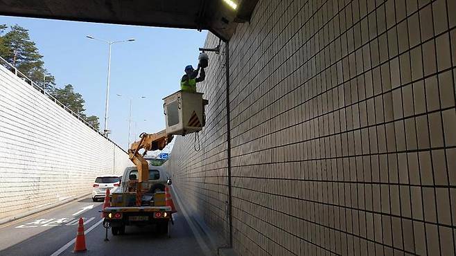 [서울=뉴시스]CCTV 세척.(사진=서울시 제공) *재판매 및 DB 금지