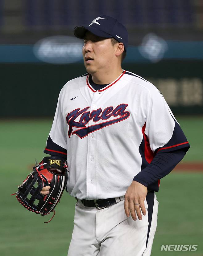 [도쿄=뉴시스] 김선웅 기자 = 12일 일본 도쿄돔에서 열린 월드 베이스볼 클래식(WBC) 2023 B조 체코와 대한민국의 경기, 7회초 좌익수 김현수가 체코 선수의 타격을 놓친 후 교체돼 덕아웃으로 복귀하고 있다. 2023.03.12. mangusta@newsis.com