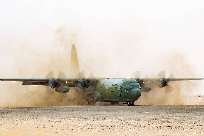 [서울=뉴시스] 우리 공군의 C-130 수송기가 험지 이착륙 훈련에서 비포장 활주로에 착륙하고 있다. 공군은 2월 26일부터 3월 17일까지 UAE 아부다비의 알 다프라(Al Dhafra) 기지에서 UAE 공군사령부가 주관하는 다국적 연합훈련인 '23년 데저트 플래그(Desert Flag) 훈련'에 참가했다. (사진=공군) 2023.03.17. photo@newsis.com  *재판매 및 DB 금지
