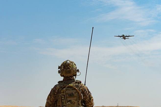 [서울=뉴시스] 화물 투하지역에서 우리 공군의 공정통제사 요원이 韓 C-130 수송기를 관제하고 있다. 공군은 2월 26일부터 3월 17일까지 UAE 아부다비의 알 다프라(Al Dhafra) 기지에서 UAE 공군사령부가 주관하는 다국적 연합훈련인 ’23년 데저트 플래그(Desert Flag) 훈련에 참가했다. (사진=공군) 2023.03.17. photo@newsis.com  *재판매 및 DB 금지