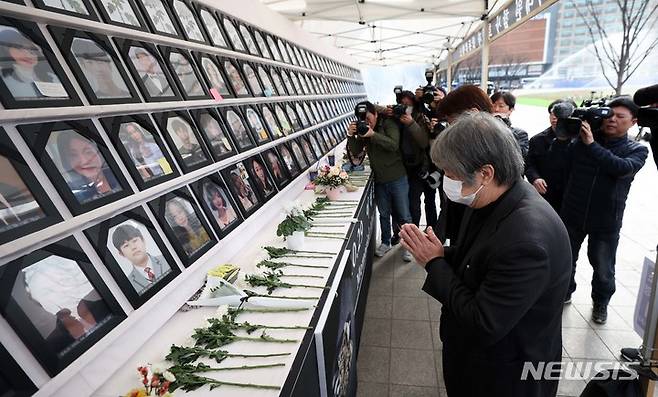 [서울=뉴시스] 김선웅 기자 = 일본 아카시 시(市) 불꽃축제 육교 압사사고 유족인 시모무라 세이지(下村 誠治) 씨와 미키 기요시(三木 淸) 씨가 17일 서울광장에 마련된 이태원 참사 합동분향소를 방문해 희생자들을 추모하고 있다. 2023.03.17. mangusta@newsis.com