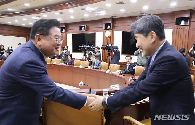 [서울=뉴시스] 김명원 기자 = 이주호(오른쪽) 사회부총리 겸 교육부 장관과 우동기 국가균형발전위원장이 17일 서울 종로구 정부서울청사에서 열린 제2차 사회관계장관회의에 참석하며 인사하고 있다. 2023.03.17. kmx1105@newsis.com