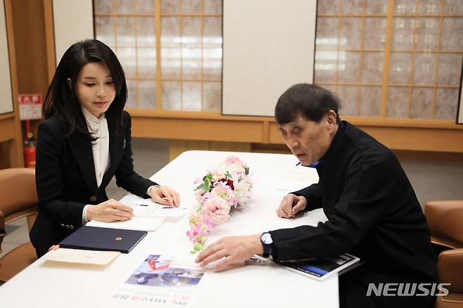 [도쿄=뉴시스] 전신 기자 = 윤석열 대통령 부인 김건희 여사가 17일 도쿄 한 식당에서 건축가 안도 다다오와 만나 작품 설명을 듣고 있다. 2023.03.17. photo1006@newsis.com
