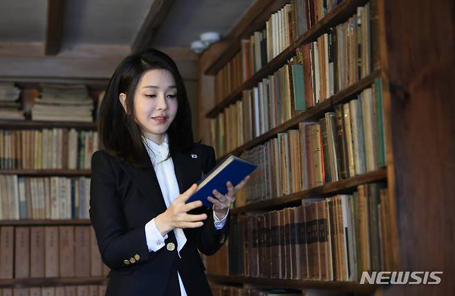 [도쿄=뉴시스] 전신 기자 = 윤석열 대통령 부인 김건희 여사가 17일 도쿄 민예관을 방문해 설립자인 야나기 무네요시의 거주 공간을 둘러보고 있다. 2023.03.17. photo1006@newsis.com