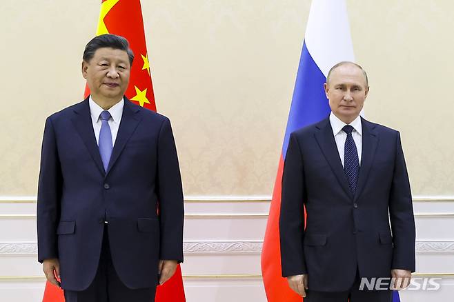 [사마르칸트=AP/뉴시스]17일 중국 외교부는 시진핑 국가주석이 오는 20~22일 러시아를 국빈방문한다고 발표했다. 사진은 지난해 9월 15일(현지시간) 두 정상이 우즈베키스탄 사마르칸트에서 열린 상하이협력기구(SCO) 정상회의에 앞서 기념촬영을 하고 있는 모습. 2022.09.15.