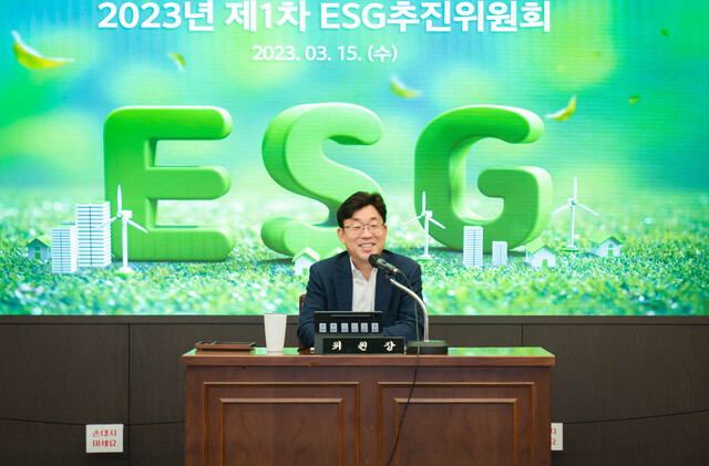 금동명 농업·녹색 금융 부문 부행장이 최근 서울 중구 NH농협은행 본사에서 ‘제1차 ESG(환경·사회·지배구조)추진위원회’를 주재하고 있다.