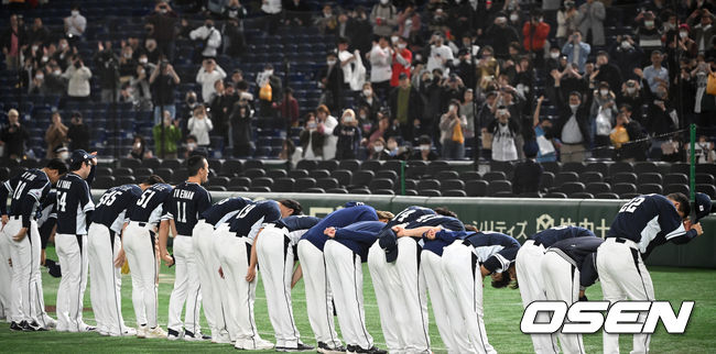 [OSEN=도쿄(일본), 손용호 기자] 이강철 감독이 이끄는 대한민국 대표팀이 13일 오후 일본 도쿄돔에서 2023 월드베이스볼클래식(WBC) B조 1라운드 4차전 중국과의 경기를 가졌다.경기 종료 후 한국 선수들이 관중석을 향해 인사를 하고 있다. 2023.03.13 /spjj@osen.co.kr