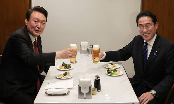 윤석열 대통령과 기시다 후미오 일본 총리가 16일 일본 도쿄 긴자의 오므라이스 노포에서 친교의 시간을 함께하며 생맥주로 건배하고 있다. 연합뉴스
