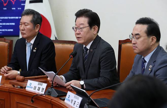 이재명 더불어민주당 대표가 17일 서울 여의도 국회에서 열린 최고위원회의에서 발언을 하고 있다. 뉴시스