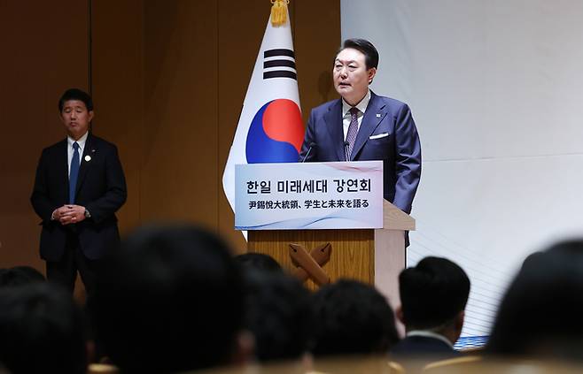 윤석열 대통령이 17일 도쿄 게이오대에서 일본 학생들과 한국인 유학생들을 상대로 한일 미래세대 강연을 하고 있다. 뉴시스