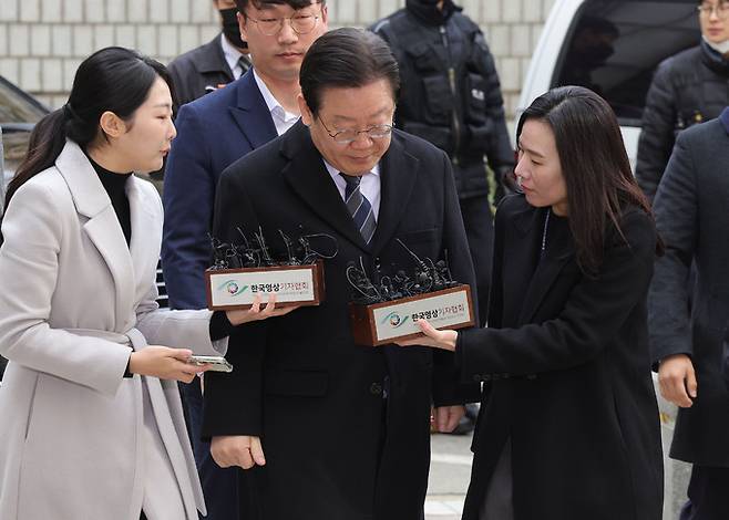 더불어민주당 이재명 대표(가운데)가 17일 서울 서초구 서울중앙지법에서 열린 공직선거법 위반 사건 재판에 출석하고 있다. 이재문 기자