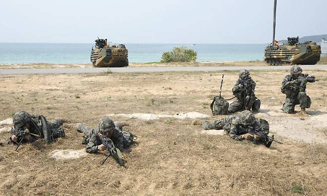 지난 3일 다국적 연합 군사훈련 '코브라 골드 2023'에 참여한 대한민국 해병대원들이 태국 동부 촌부리주 핫야오 해변에 상륙해 위치를 점하고 있다. AP뉴시스