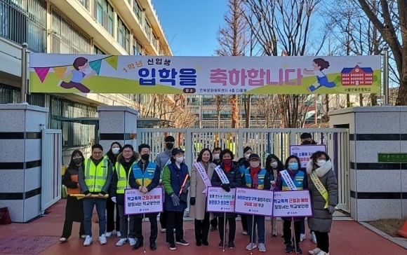 강남구 ‘어린이보호구역 교통안전’ 캠페인에 참여한 이새날 의원(앞줄 오른쪽에서 여섯 번째)