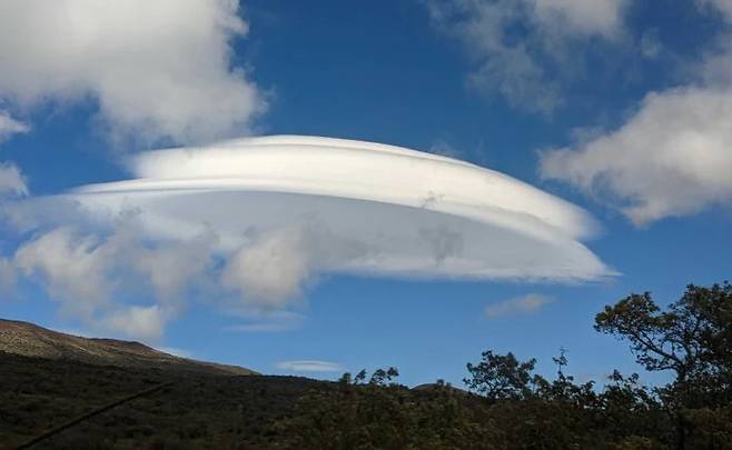 8일 하와이의 케크 천문대에서 촬영한 렌즈형 구름. 사진=W. M. Keck Observatory)