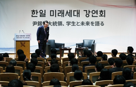 일본 게이오대학 특강 마친 윤석열 대통령 - 일본을 방문 중인 윤석열 대통령이 17일 도쿄 게이오대에서 열린 한일 미래세대 강연에서 일본 학생들과 한국인 유학생들을 상대로 강연을 마친 뒤 인사하고 있다. -연합뉴스