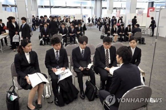 지난달 1일 일본 도쿄 분쿄구에서 열린 신입사원 채용 설명회에서 참가자들이 기업 채용 담당자로부터 설명을 듣고 있다.  도쿄 교도 연합뉴스