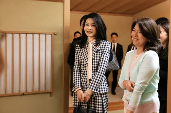 윤석열 대통령과 1박 2일간의 일정으로 일본을 방문한 김건희 여사가 지난 16일 총리 공저에서 기시다 후미오 일본 총리 부인 기시다 유코 여사와 친교의 시간을 갖고 있다. 2023.3.17 연합뉴스