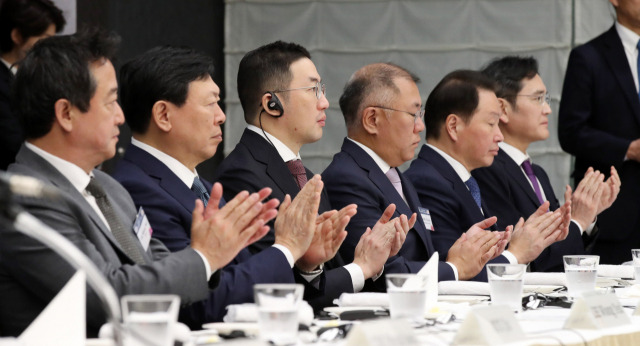 17일 도쿄 게이단렌(일본경제단체연합회) 회관에서 열린 한일 비즈니스라운드 테이블에서 신동빈(왼쪽 두 번째부터) 롯데그룹 회장, 구광모 LG그룹 회장, 정의선 현대자동차그룹 회장, 최태원 SK그룹 회장, 이재용 삼성전자 회장이 박수치고 있다. 연합뉴스