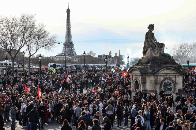 16일(현지 시간) 프랑스 파리에서 열린 연금 개혁 반대 시위 모습. AFP연합뉴스