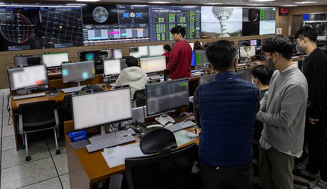 가로 12m, 세로 1.4m 크기의 멀티스크린에는 다누리 본체와 탑재체, 네트워크 상태 등 미션과 관련된 여러 정보들이 띄워진다.&nbsp; ⓒ시사IN 조남진