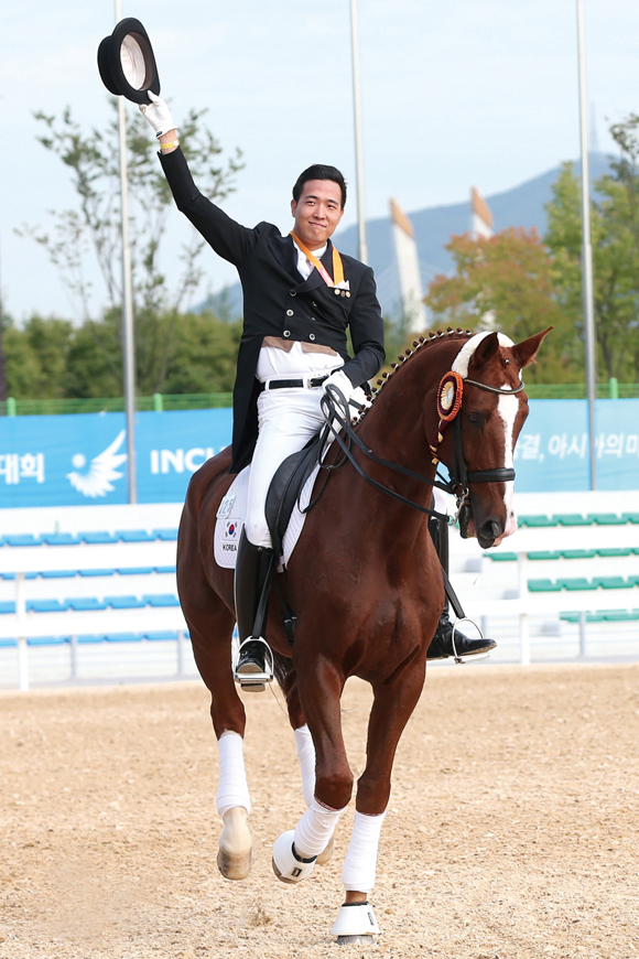 2014 인천아시안게임 마장마술 개인전 시상식에서 은메달을 획득한 김동선 선수가 퍼레이드를 하고 있다. ⓒ뉴스1