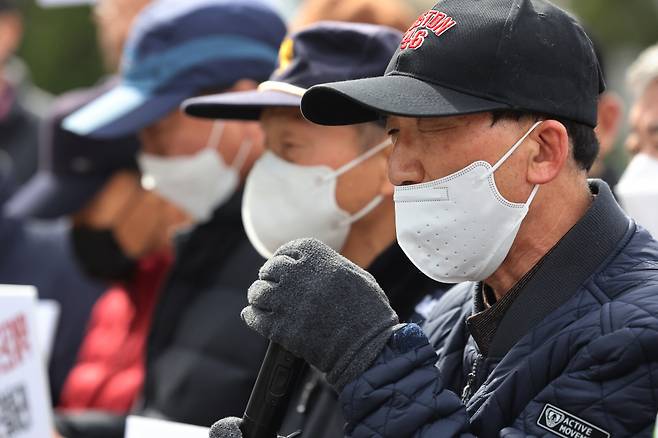 관리자에 의한 '갑질' 피해를 호소하는 유서를 남기고 극단적 선택을 한 경비원이 일했던 강남구 대치동 A 아파트 앞에서 17일 아파트노동자 서울공동사업단, 전국민주일반노동조합 서울본부 관계자 등이 추모 기자회견을 하고 있다. ⓒ연합뉴스