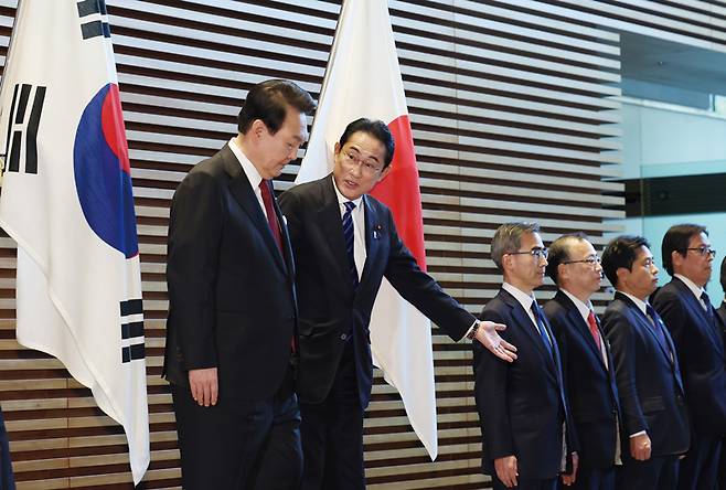 1박2일 일정으로 일본을 방문한 윤석열 대통령이 3월16일 일본 도쿄 총리 관저에서 의장대 사열을 마친 후 일본 측 인사를 만나기 위해 기시다 후미오 일본 총리의 안내를 받고 있다. ⓒ연합뉴스