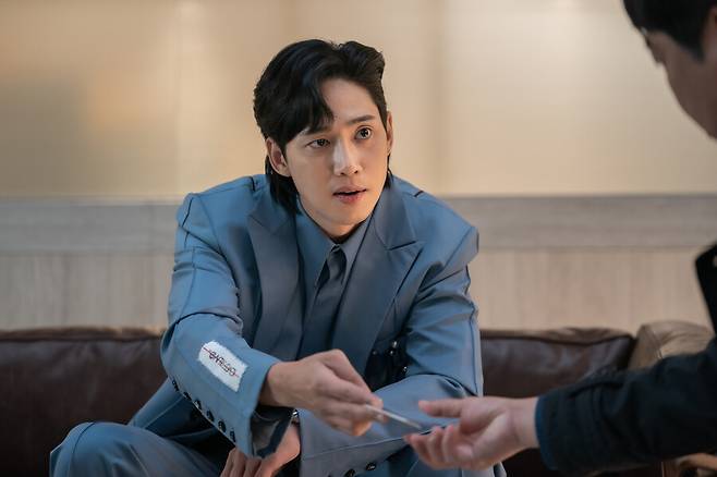 After Netflixs original drama The Gloria was released on the 10th, Park Sung-hoons gag point, who plays the character jeon jae-jun, one of the five attackers, is drawing attention.Park Sung-hoons jeon jae-jun is a villain that is more vicious than Saint Patricks Day1, but on the other hand, he did not lose his humorous aspect, so he let viewers eat even in extreme tension.He showed a sense of gag, a puppy Louie, and a daughter Yesol! (Oh Ji-yul), and played a role in releasing the atmosphere of a heavy revenge play.In the play, jeon jae-jun finds out that Yesol!, the daughter of Park Yeongene (Lim Ji-yeon), is his daughter and decorates the room to bring her home.Yesol! Jeon jae-jun, who put a picture of Lee on the wall and bought new furniture, said, I do not have a dog in a house with kids these days.Nowadays, young people do not grow hairy animals because they are not good at childrens bronchi. He looks at his puppy Louie with an eerie look.Many viewers were worried that Jeon jae-jun, a character who did not care, would kill or kill Louie.However, jeon jae-jun appeared with Louie, who had a short hair in one hand, and relieved viewers. Jeon jae-jun and Louie appeared in his editorial shop saying Louie went to the hair salon. Viewers were not able to tolerate laughter because of the unexpected meticulousness of padding, whether Louie was worried that it would be cold.The gag cat aspect of jeon jae-jun was revealed not only in action but also in Ambassador.jeon jae-jun reveals his obsessive paternal love for Yesol! From the moment he finds out that Yesol! Is his daughter born with an affair with Yeongene.I went to the school and asked Jeon jae-jun what he likes. Yesol! Its stocks. Its a joke. My mom told me to answer that if anyone asks. Later on Saint Patricks Day2, jeon jae-jun went to school and found Yesol! Looking for it, Father came. You thought it was your uncle? Im your father. Yesol!Ill explain everything, he said, Father also bought Samcheon and Kakao, said Ambassador, quoting Saint Patricks Day1.In addition, Jeon jae-jun, who was angry at Chu Sensei (Huh Dong-won), who took a kinky act of taking pictures of childrens skirts including his daughter Yesol!, Said, How did you come (what happened)? And gave a smile.In addition to this, jeon jae-jun also said to Hado-young (Jung Sung-il), who was pushed back from the struggle, Do you want a drink?Oh, of course, I was not able to cope because I was right for the first time that day.In the scene where he confronts Lee Do-hyun, he said, Is it because he is a child of a house too? Manners are like X.Joo Yeo-jung then avoided saying, Yoon So-hee should talk to the bereaved family, not me, and if youre going to get treatment or care, make a reservation on your way out, and he smirked as an Ambassador, saying, If you made a mistake, you almost made a reservation on your way out. Im not buying it.In this way, jeon jae-jun completed the jeon jae-jun station, which is full of Kim Eun-sooks unique language play in The Gloria, with a sense of Park Sung-hoons tone.On the other hand, The Gloria Saint Patricks Day2, starring Park Sung-hoon, is raising a hot topic in the first three days after its release on October 10, winning the top spot in global integration including Netflix TV shows, movies, Angosphere and non-Anglosphere.