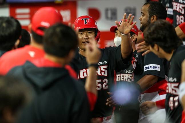 황대인(가운데)./사진=KIA 타이거즈