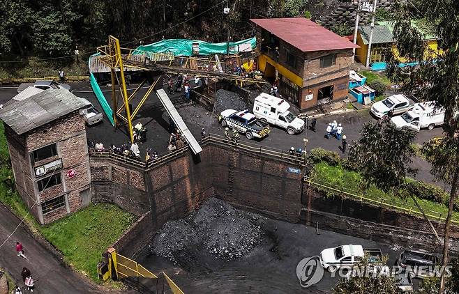 콜롬비아 탄광 폭발 현장 (수타타우사 AFP=연합뉴스) 15일(현지시간) 콜롬비아 수타타우사 탄광 폭발 현장에 구급차가 대기하고 있다. 2023.3.17
