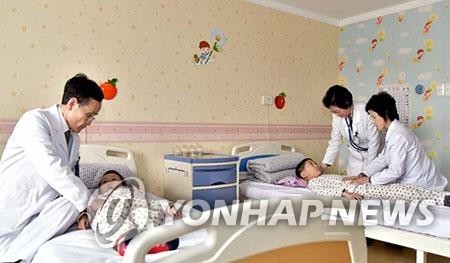 옥류아동병원의 의료진과 환자들 [북한 대외선전매체=연합뉴스 자료사진]