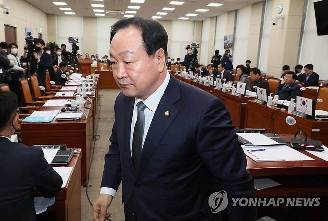 국방위 파행.. 회의장 나서는 한기호 국방위원장 (서울=연합뉴스) 이정훈 기자 = 한기호 국회 국방위원장이 17일 오전 국회 국방위원회 전체회의실에서 더불어민주당 위원들에게 의원석에 게시된 피켓을 떼 달라고 요청하다 받아들여지지 않자 회의장을 나서고 있다. 2023.3.17 uwg806@yna.co.kr