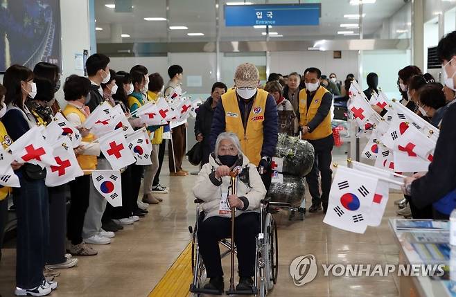 입국장 나서는 사할린 동포들 (동해=연합뉴스) 유형재 기자 = 우크라이나 사태로 하늘길이 막혀 애를 태웠던 영주귀국 사할린 동포들이 17일 처음으로 뱃길로 입국했다.
    이날 오후 강원 동해항으로 입국한 사할린 동포 63명이 입국장을 나서고 있다. 2023.3.17 yoo21@yna.co.kr