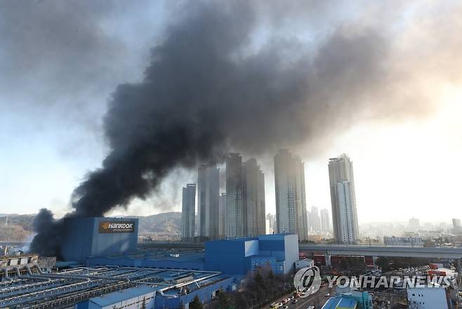 대전 한국타이어 공장 화재 연기 (대전=연합뉴스) 이주형 기자 = 13일 오전 대전 대덕구 목상동 한국타이어 공장에서 화재로 인한 연기가 공중으로 치솟고 있다. 2023.3.13 coolee@yna.co.kr