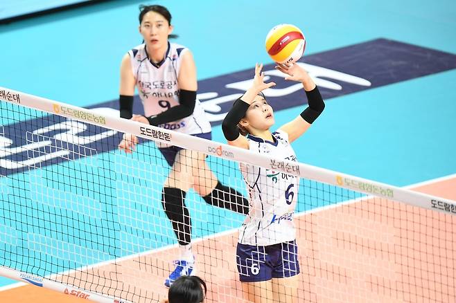 한국도로공사 세터 이윤정과 날개 공격수 박정아 (서울=연합뉴스) 한국도로공사 미들 블로커 배유나가 17일 서울 장충체육관에서 열린 프로배구 여자부 GS칼텍스와의 방문 경기에서 공격을 시도하고 있다. [한국배구연맹 제공. 재판매 및 DB금지]