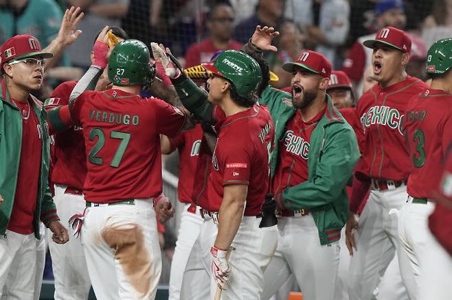 멕시코 대표팀이 18일 열린 WBC 푸에르토리코와 8강전에서 역전에 성공한 뒤 기뻐하고 있다.(사진=AP/뉴시스)