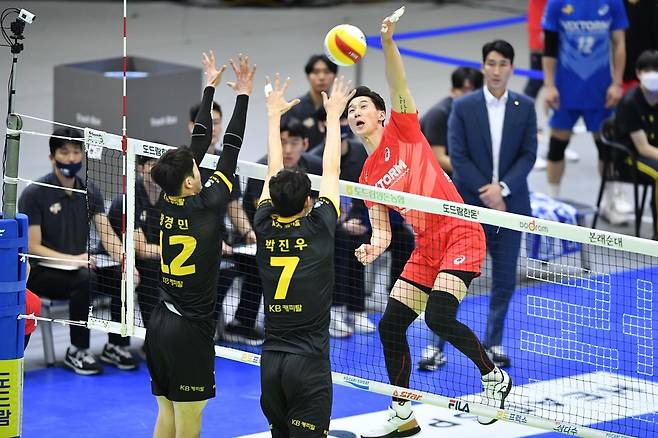 한국전력 박철우가 공격하고 있다. [한국배구연맹 KOVO 제공]