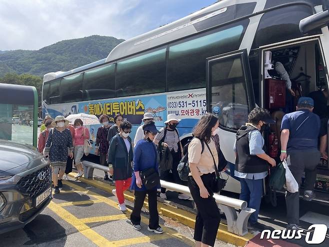 동해시티투어버스 탑승하는 관광객 자료사진.(뉴스1 DB)