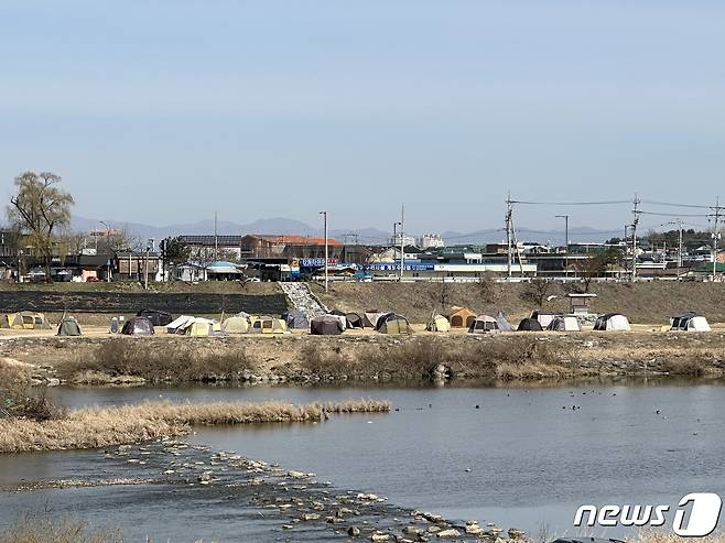 18일 충북 충주시민이 공공장소 장박 텐트나 카라반 장기 주차로 수년째 불편을 겪는 것으로 나타났다. 사진은 지난 16일 오전 단월 수변공원에 설치된 텐트 모습.2023.3.17/뉴스1 윤원진 기자