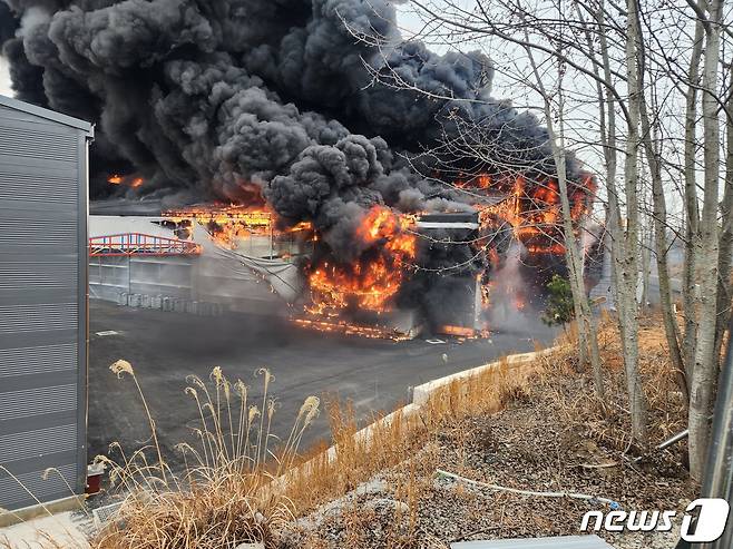 18일 오전 전북 김제시 흥사동 소재 스티로폼 공장에서 화재가 발생했다.2023.3.18.(전북소방본부 제공)/뉴스1