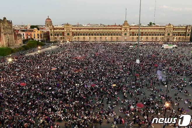 8일(현지시간) 멕시코 시티 소칼로 광장에서 세계 여성의 날을 맞아 시위대가 집회를 하고 있다. ⓒ AFP=뉴스1 ⓒ News1 우동명 기자